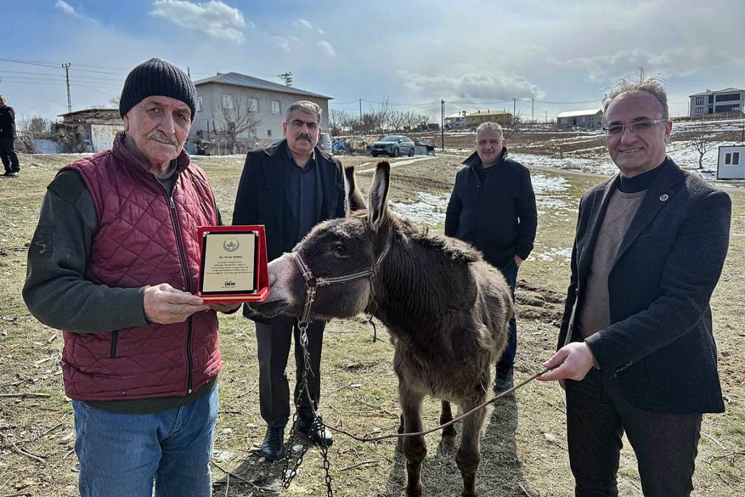 Hikayesi duyulunca Türkiye'nin her yerinden destek yağdı! 72 yaşında, 21 yıldır usanmıyor bıkmıyor 11